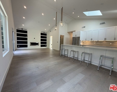 15122 Morrison Street - Photo Thumbnail 27