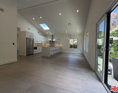 15122 Morrison Street - Photo Thumbnail 32