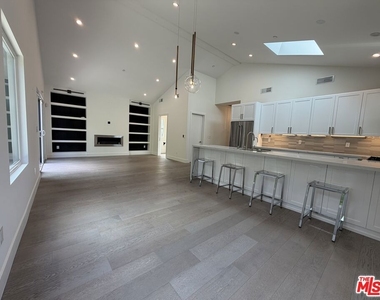 15122 Morrison Street - Photo Thumbnail 34