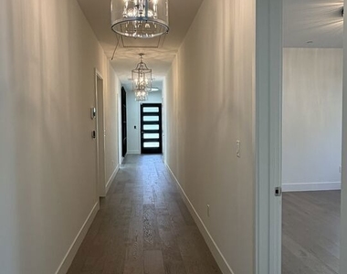 15122 Morrison Street - Photo Thumbnail 8