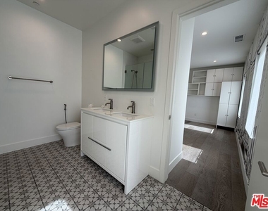 15122 Morrison Street - Photo Thumbnail 15