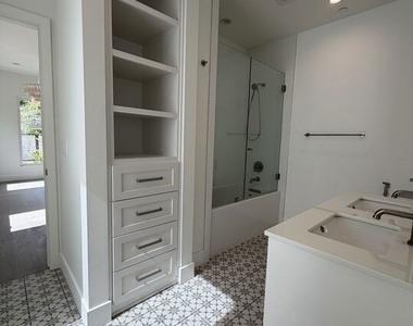 15122 Morrison Street - Photo Thumbnail 18