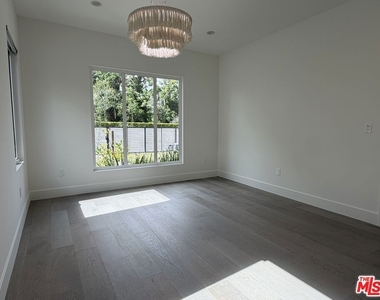 15122 Morrison Street - Photo Thumbnail 11