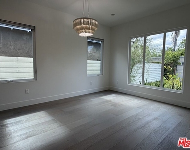 15122 Morrison Street - Photo Thumbnail 10