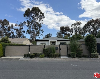 15122 Morrison Street - Photo Thumbnail 4
