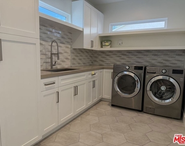 15122 Morrison Street - Photo Thumbnail 7