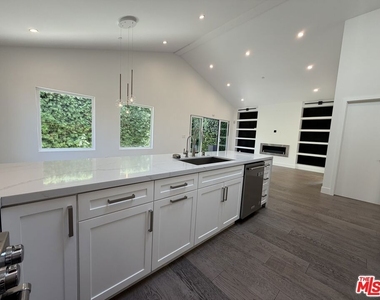 15122 Morrison Street - Photo Thumbnail 29