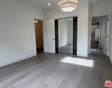 15122 Morrison Street - Photo Thumbnail 12