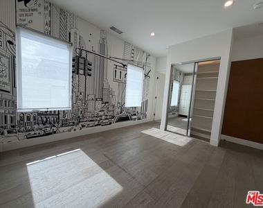 15122 Morrison Street - Photo Thumbnail 17