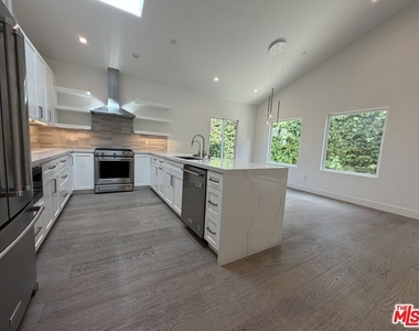 15122 Morrison Street - Photo Thumbnail 5