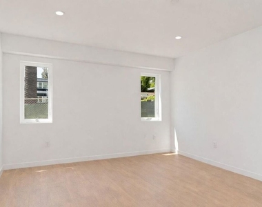 2120 N Beachwood Drive - Photo Thumbnail 15