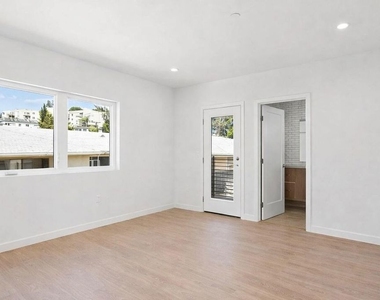 2120 N Beachwood Drive - Photo Thumbnail 13