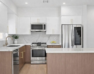 2120 N Beachwood Drive - Photo Thumbnail 11