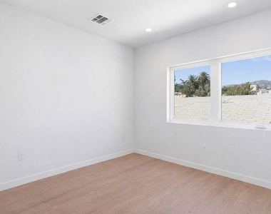 2120 N Beachwood Drive - Photo Thumbnail 17