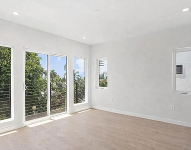 2120 N Beachwood Drive - Photo Thumbnail 9