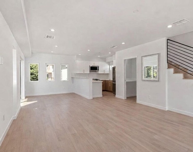 2120 N Beachwood Drive - Photo Thumbnail 7