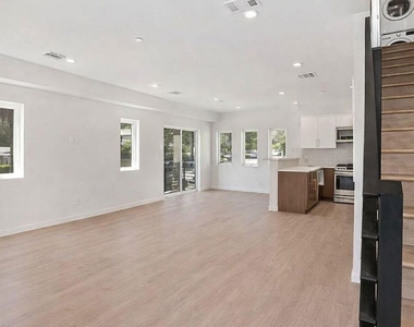 2120 N Beachwood Drive - Photo Thumbnail 6