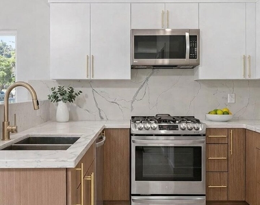 2120 N Beachwood Drive - Photo Thumbnail 5