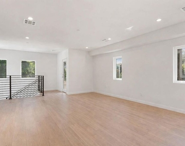 2120 N Beachwood Drive - Photo Thumbnail 8