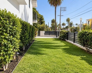 2120 N Beachwood Drive - Photo Thumbnail 25