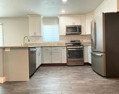 1121 Grand Ave - Photo Thumbnail 7