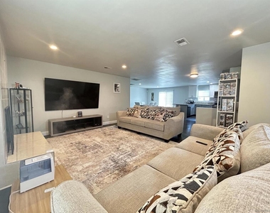 1121 Grand Ave - Photo Thumbnail 3