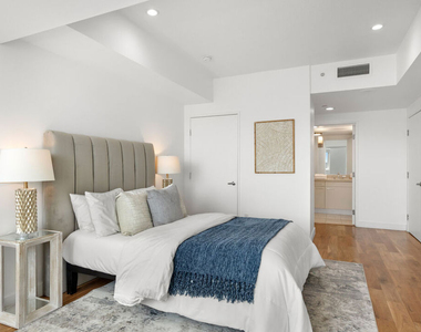 13600 Marina Pointe Drive - Photo Thumbnail 21