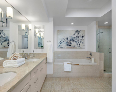 13600 Marina Pointe Drive - Photo Thumbnail 17