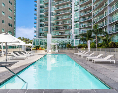 13600 Marina Pointe Drive - Photo Thumbnail 23