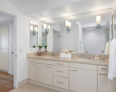 13600 Marina Pointe Drive - Photo Thumbnail 19