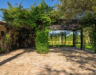 5420 Las Palmas Avenue - Photo Thumbnail 14