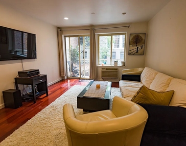 Saint Marks Place - Photo Thumbnail 3