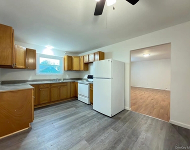 18 Bedford Avenue - Photo Thumbnail 2