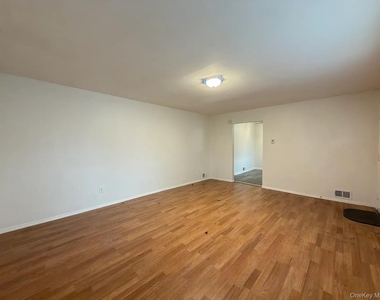 18 Bedford Avenue - Photo Thumbnail 3