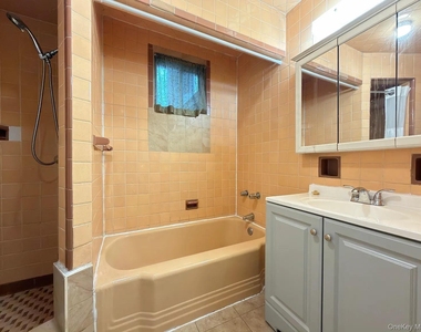 18 Bedford Avenue - Photo Thumbnail 13