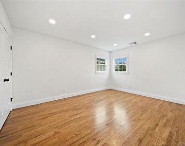 3914 Waverly Avenue - Photo Thumbnail 11
