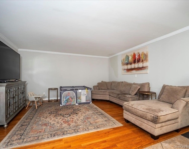 16 W Maltbie Avenue - Photo Thumbnail 9