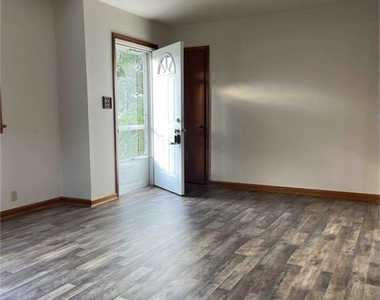 1601 W 7th Street - Photo Thumbnail 2
