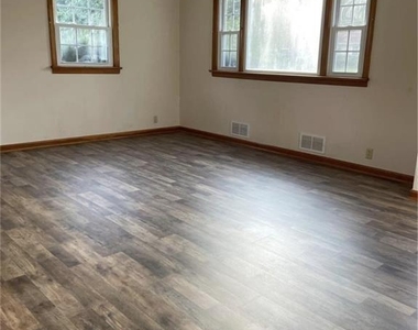 1601 W 7th Street - Photo Thumbnail 1