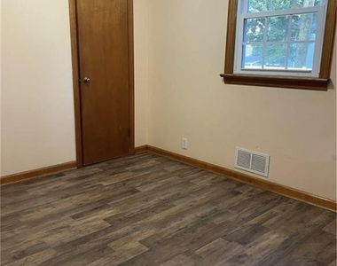 1601 W 7th Street - Photo Thumbnail 4