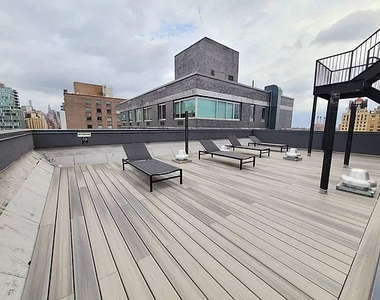 101 E 10th Street - Photo Thumbnail 4