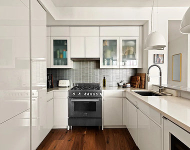 100 Jay Street - Photo Thumbnail 3