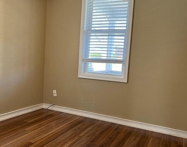 212 S George Street - Photo Thumbnail 7