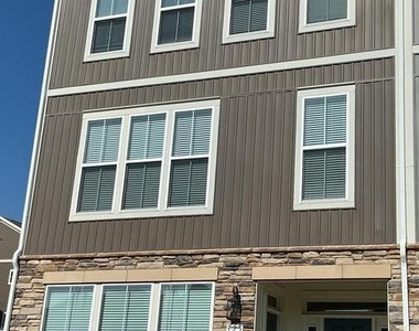 325 Crab Apple Drive - Photo Thumbnail 3