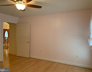 10701 Whispering Way - Photo Thumbnail 15