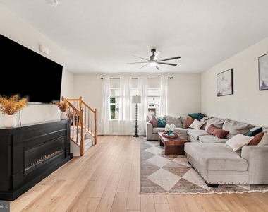 2525 Drake Lane - Photo Thumbnail 8