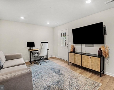 2525 Drake Lane - Photo Thumbnail 4