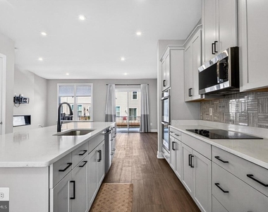 2421 Liberty Loop - Photo Thumbnail 15