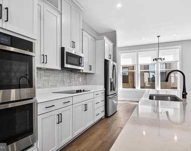 2421 Liberty Loop - Photo Thumbnail 14