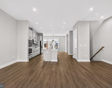 2421 Liberty Loop - Photo Thumbnail 9